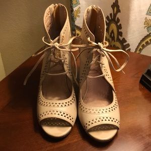 Lace up peep toe platform in tan